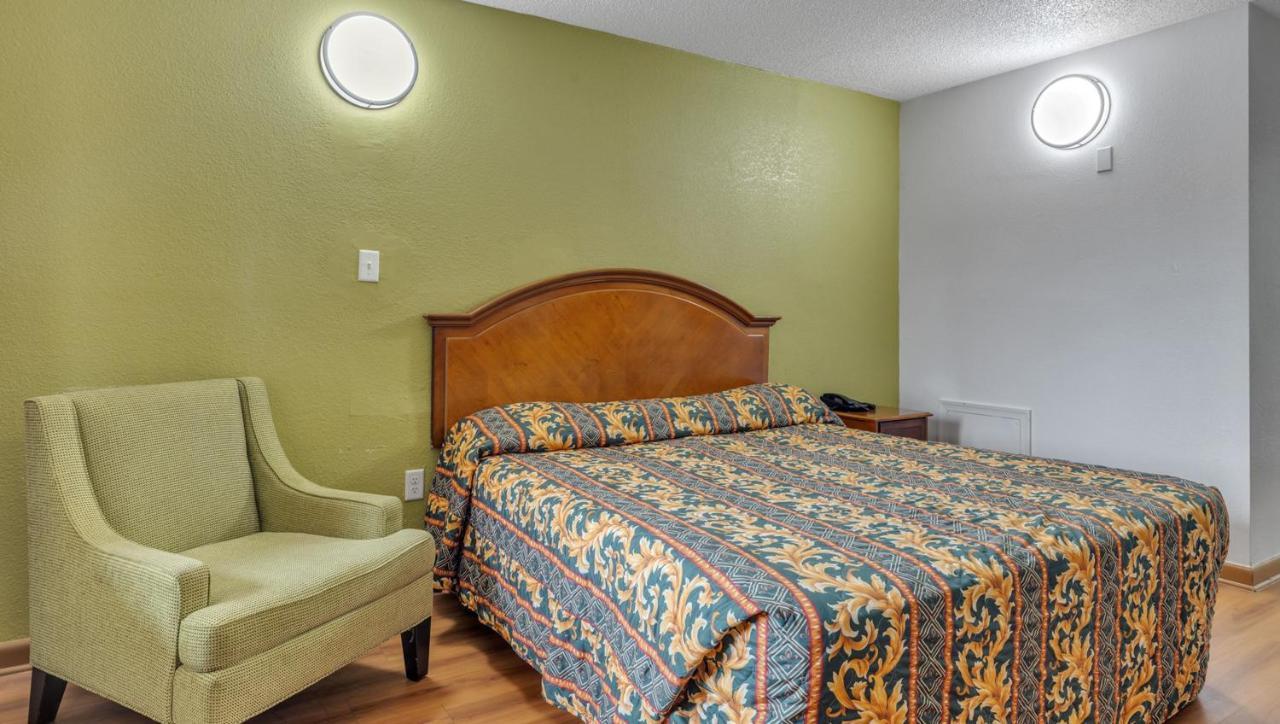Studios And Suites 4 Less Emporia 2* Emporia